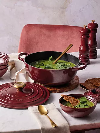 LE CREUSET | Gusseisen-Bräter mit Deckel 26cm LA MARMITE SIGNATURE Garnet | creme