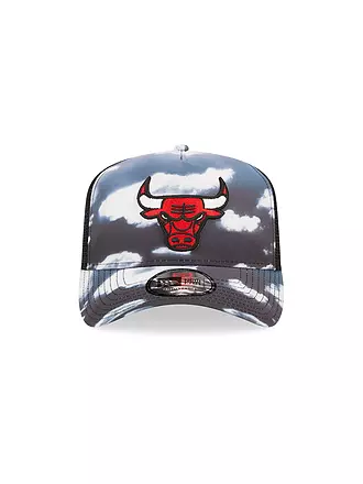 NEW ERA | Kappe CLOUD AOP TRUCKER BULLS | schwarz