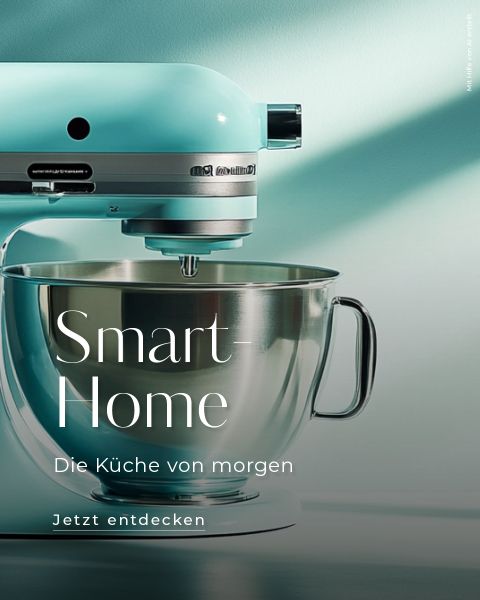 Vor einem zartblauen Hintergrund ist eine hellblaue Küchenmaschine zu sehen. Der Text lautet: „Smart Home. Die Küche von morgen. Jetzt entdecken“, was einen Fokus auf moderne Kücheninnovationen suggeriert.