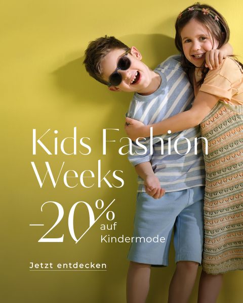 Zwei lächelnde Kinder stehen vor einem gelben Hintergrund. Der Junge, der eine Sonnenbrille und ein gestreiftes Hemd trägt, umarmt das Mädchen, das ein gemustertes Kleid trägt. Der Text lautet: „Kids Fashion Weeks -20 % auf Kindermode. Jetzt entdecken.“.