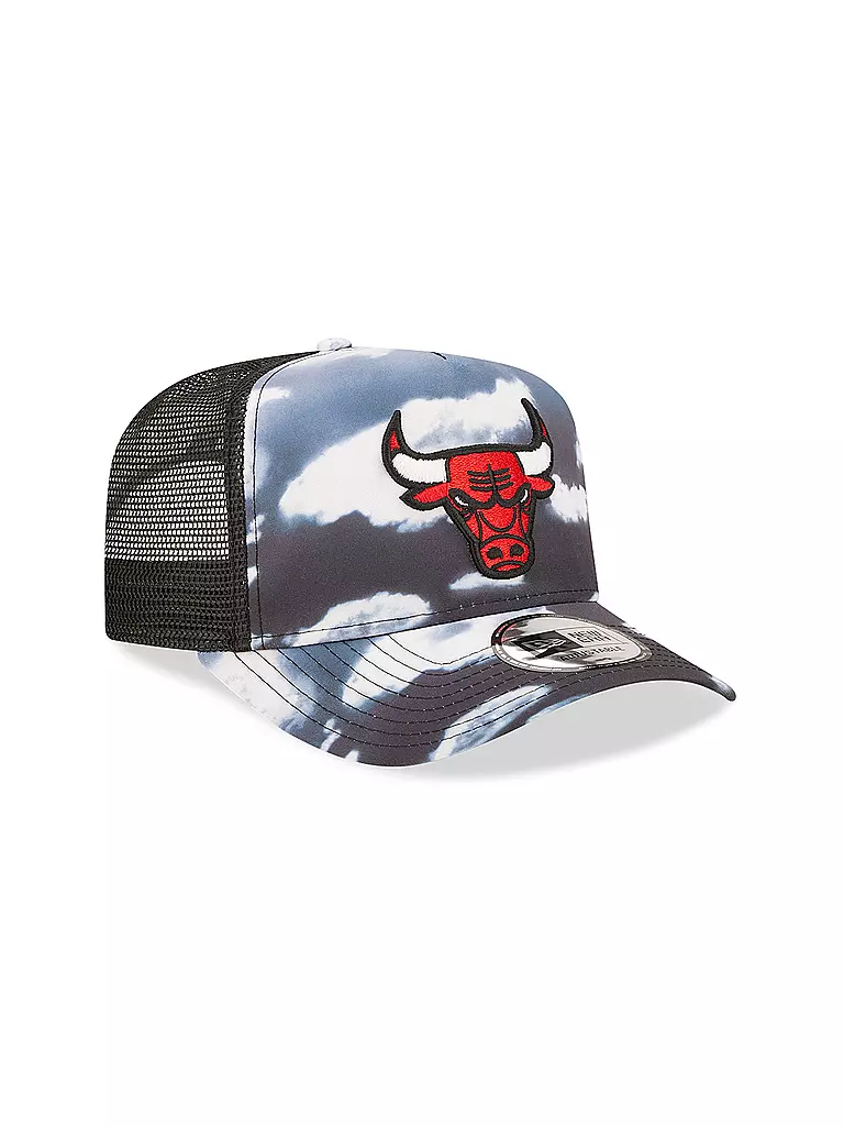 NEW ERA | Kappe CLOUD AOP TRUCKER BULLS | schwarz